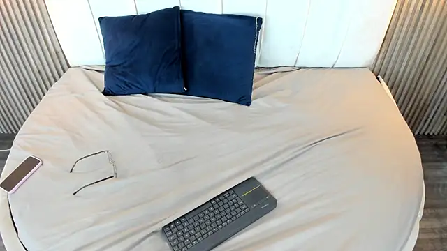 gabriela fox  online show from March 1, 2025, 6:43 pm