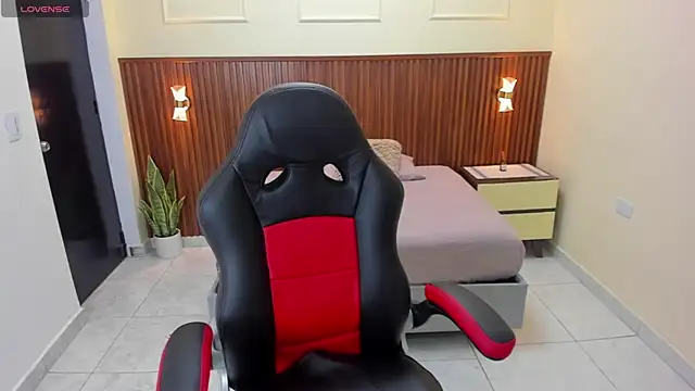 MELINAMARTINS online show from November 24, 2025, 7:36 pm