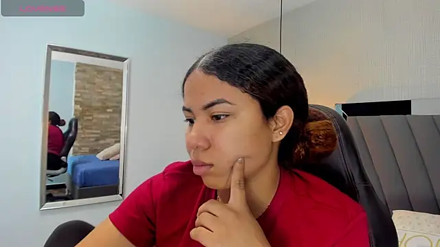 MELINAMARTINS online show from January 10, 2026, 7:53 pm