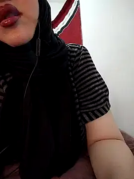 Snapshot of Malak-26 chatting on February 13, 2026, 12:43 am Malak-26 online show from February 13, 2026, 12:43 am