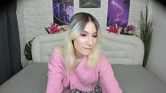 Snapshot of RobinkHelless chatting on February 24, 2025, 5:00 am RobinkHelless online show from February 24, 2025, 5:00 am