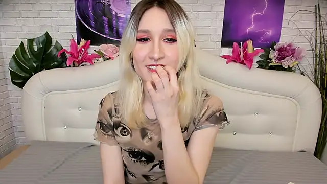 Snapshot of RobinkHelless chatting on March 5, 2025, 10:44 am RobinkHelless online show from March 5, 2025, 10:44 am