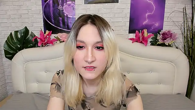 Snapshot of RobinkHelless chatting on March 5, 2025, 7:38 am RobinkHelless online show from March 5, 2025, 7:38 am