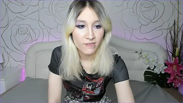 Snapshot of RobinkHelless chatting on February 19, 2025, 2:33 am RobinkHelless online show from February 19, 2025, 2:33 am