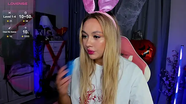 Snapshot of _Loneve__ chatting on October 30, 2025, 1:53 pm  Loneve   online show from October 30, 2025, 1:53 pm