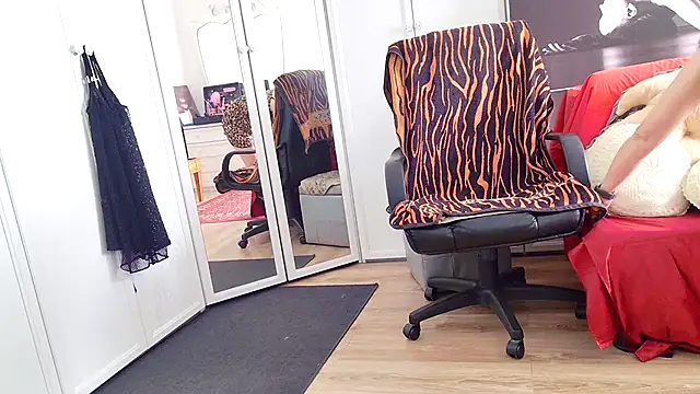 Chanel Noire online show from April 28, 2026, 1:26 pm