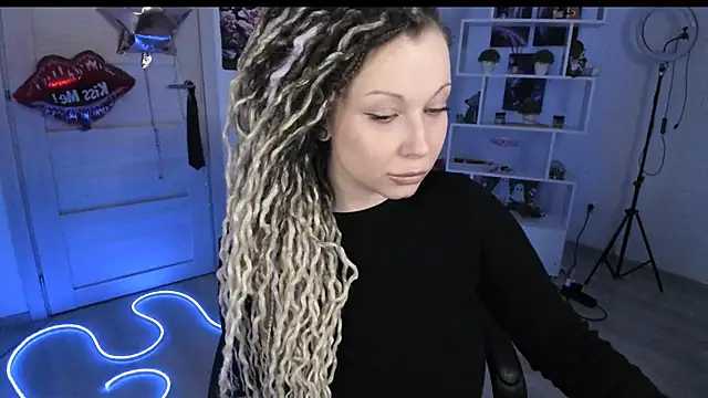 Snapshot of HoneySallyMoore chatting on February 15, 2026, 5:01 pm HoneySallyMoore online show from February 15, 2026, 5:01 pm