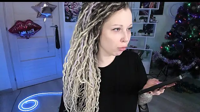 Snapshot of HoneySallyMoore chatting on January 16, 2026, 3:27 pm HoneySallyMoore online show from January 16, 2026, 3:27 pm