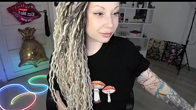 HoneySallyMoore online show from May 14, 2026, 7:44 pm