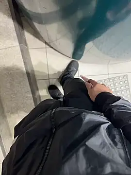 Snapshot of YARASERO-kun chatting on February 12, 2025, 9:10 am YARASERO-kun online show from February 12, 2025, 9:10 am