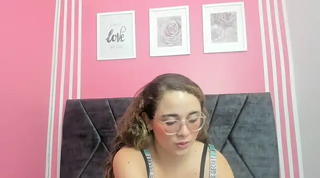 Snapshot of Amelia_Royer chatting on March 18, 2025, 6:39 pm Amelia Royer online show from March 18, 2025, 6:39 pm