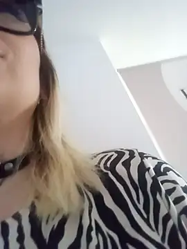 CandieGilson   online show from November 22, 2025, 12:15 pm