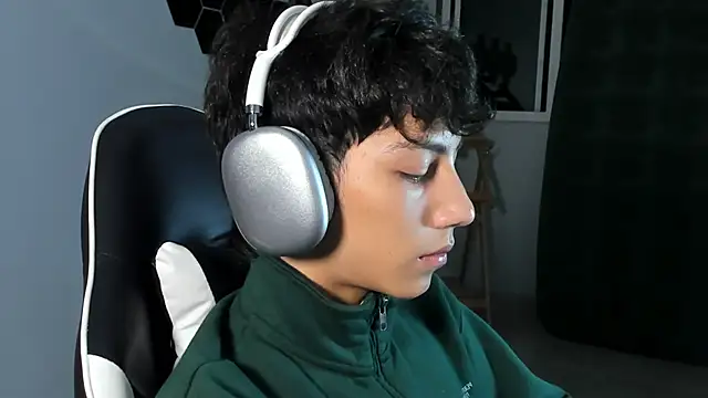 philipe moonlight  online show from March 3, 2025, 3:49 am