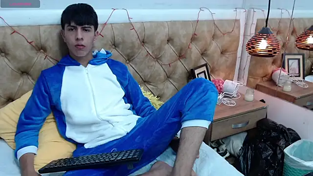 Estiv18  online show from March 12, 2025, 7:35 am