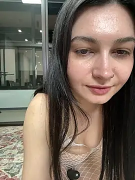 lunalovelee online show from April 16, 2026, 2:07 pm