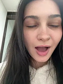 lunalovelee online show from February 5, 2026, 9:16 am