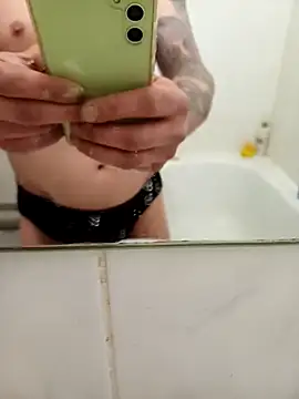 Snapshot of flo000031 chatting on March 21, 2025, 11:34 pm flo000031 online show from March 21, 2025, 11:34 pm