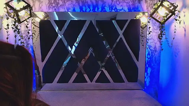 charlotte bluee online show from November 18, 2025, 6:44 pm