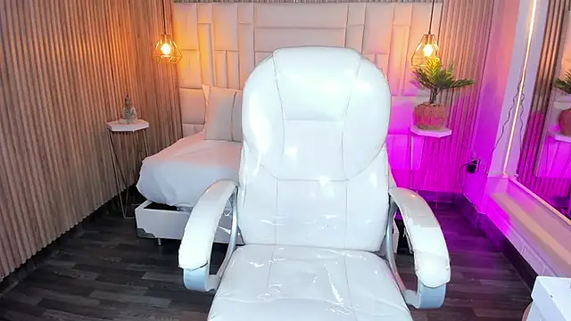 MelanieHillss online show from September 11, 2025, 4:45 am