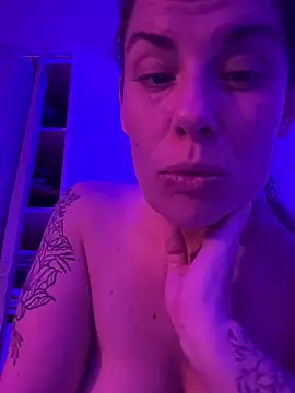 Snapshot of Lar0uch chatting on February 22, 2025, 8:50 am Lar0uch online show from February 22, 2025, 8:50 am