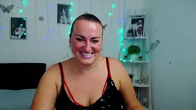 Snapshot of DianaMGG chatting on October 14, 2025, 5:24 pm DianaMGG online show from October 14, 2025, 5:24 pm