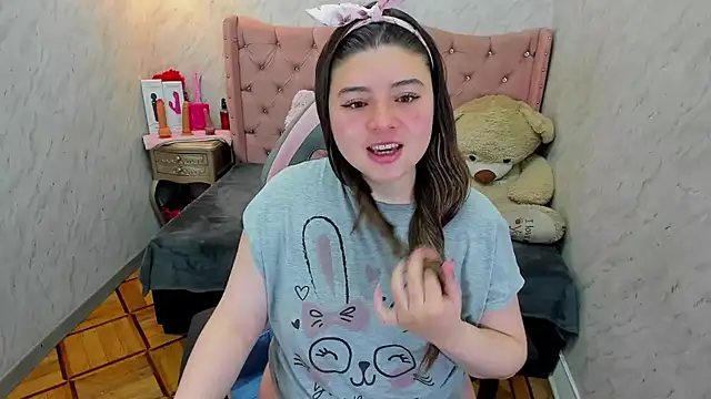 Lianngrace online show from April 7, 2026, 1:46 pm