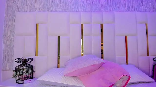 Snapshot of hillary_uckerman_ chatting on February 18, 2026, 11:39 am hillary uckerman online show from February 18, 2026, 11:39 am