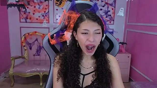 danatella a online show from October 26, 2025, 12:49 pm