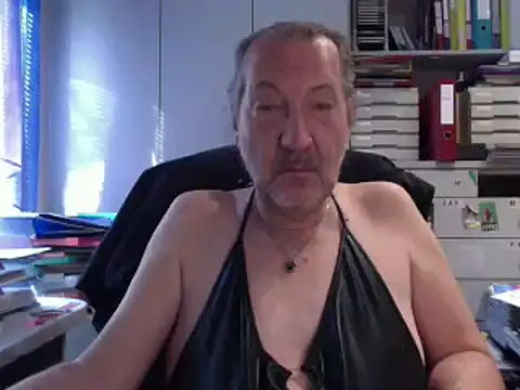 Snapshot of HMStraps01 chatting on September 9, 2025, 7:40 am HMStraps01 online show from September 9, 2025, 7:40 am