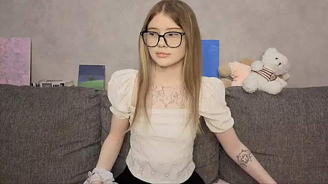 CarolinePepper online show from May 23, 2026, 1:43 pm