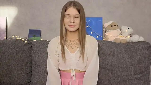 CarolinePepper online show from June 4, 2026, 1:27 pm