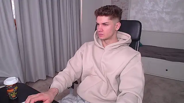 MaxKaiden online show from April 5, 2026, 5:47 am