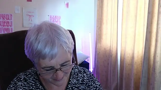 Snapshot of Sandra_Snowflake chatting on June 10, 2026, 12:28 pm Sandra Snowflake online show from June 10, 2026, 12:28 pm