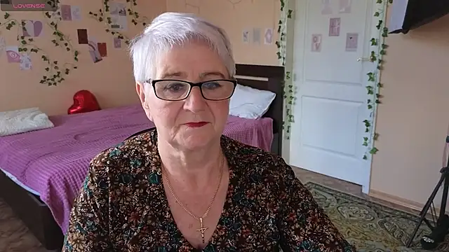 Snapshot of Sandra_Snowflake chatting on June 3, 2026, 11:44 am Sandra Snowflake online show from June 3, 2026, 11:44 am