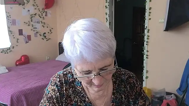 Snapshot of Sandra_Snowflake chatting on June 5, 2026, 5:34 am Sandra Snowflake online show from June 5, 2026, 5:34 am