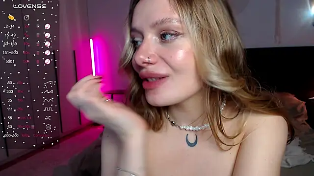 LunaticaBae online show from March 16, 2025, 7:15 am