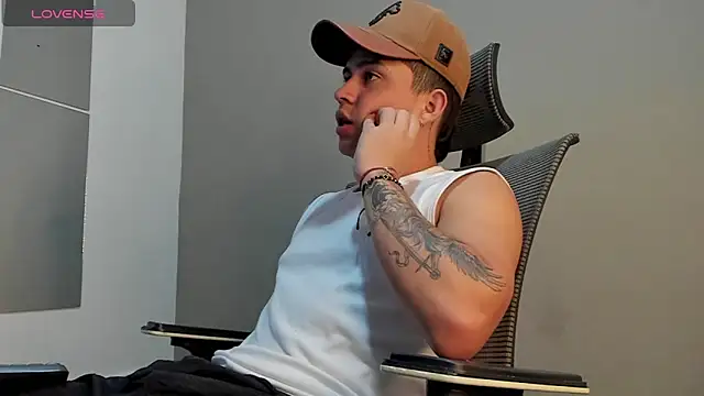 mattiwsmorris  online show from December 2, 2025, 10:11 pm