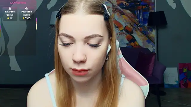 Snapshot of FloraBonde chatting on December 16, 2025, 11:14 am FloraBonde online show from December 16, 2025, 11:14 am