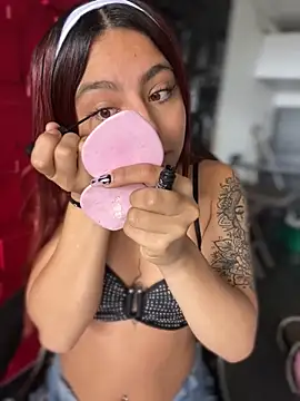 Emily-teen online show from November 14, 2025, 1:48 pm