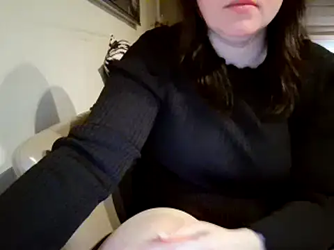 Snapshot of KamillaLaLove chatting on February 28, 2025, 9:44 pm KamillaLaLove online show from February 28, 2025, 9:44 pm