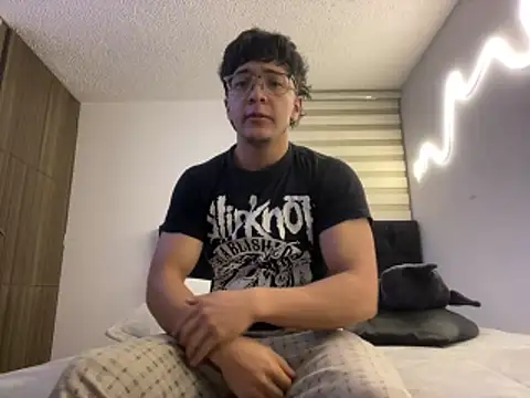 DesireLuxe online show from April 13, 2026, 9:24 am