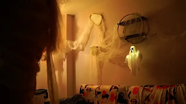 SunnivaCovil online show from October 29, 2025, 2:38 pm