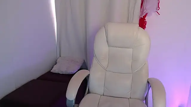 Mature 2025 online show from November 13, 2025, 5:06 pm