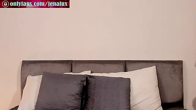 jennalux  online show from October 4, 2025, 10:22 pm