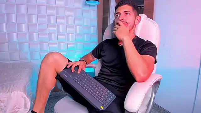 Snapshot of AlejandroStormm chatting on December 5, 2025, 8:17 pm AlejandroStormm online show from December 5, 2025, 8:17 pm