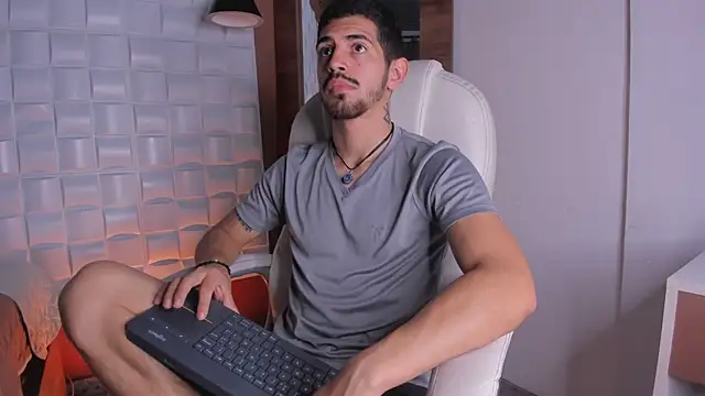 Snapshot of AlejandroStormm chatting on November 19, 2025, 8:20 pm AlejandroStormm online show from November 19, 2025, 8:20 pm