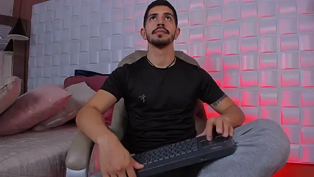 Snapshot of AlejandroStormm chatting on February 24, 2026, 8:31 pm AlejandroStormm online show from February 24, 2026, 8:31 pm