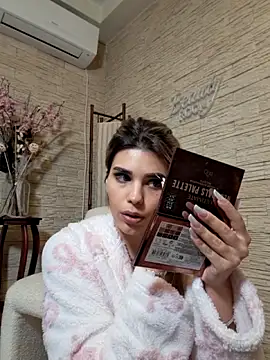 Snapshot of Bella_Posh chatting on February 10, 2026, 3:33 pm Bella Posh online show from February 10, 2026, 3:33 pm