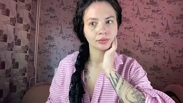 Just Scarlet  online show from September 29, 2025, 11:05 am