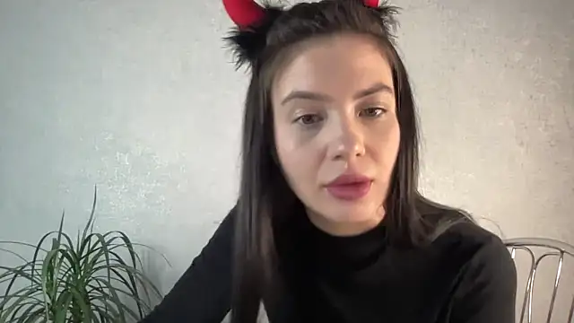 Just Scarlet  online show from March 14, 2025, 11:23 am